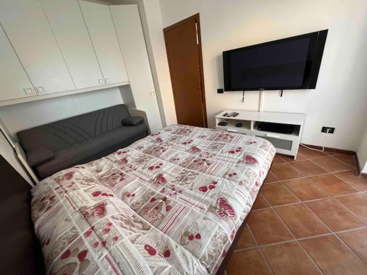 Piccolo monolocale confortevole vicino a Milano Cormano Esterno foto